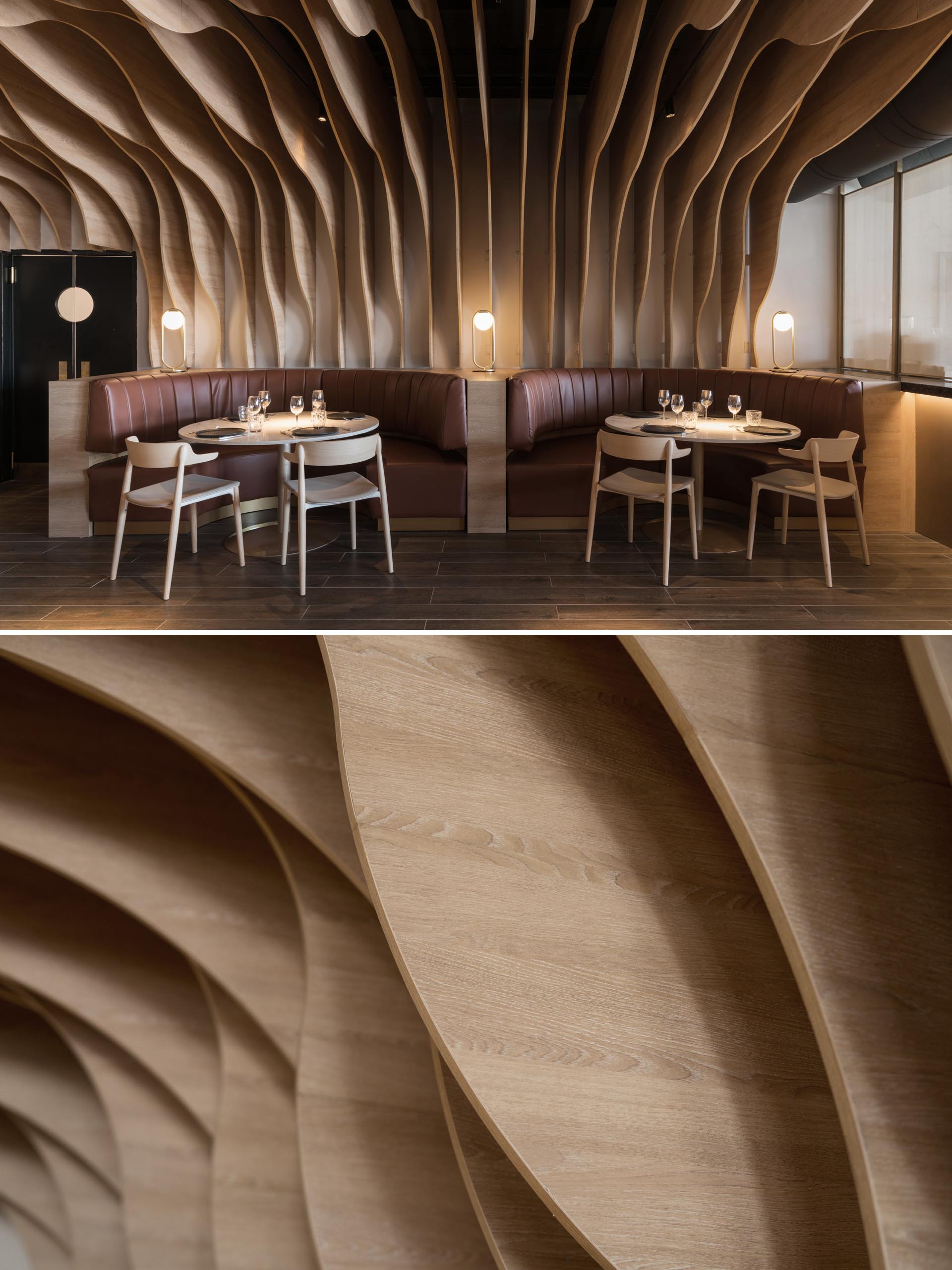 Современный ресторан со скульптурными деревянными ребрами, которые покрывают стены и потолок и гармонируют с окружающей мебелью и банкетками.