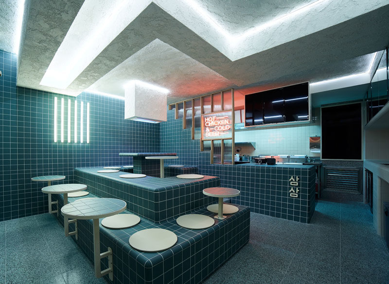 Идеи для ресторанов. В этом современном ресторане использована темно-сине-зеленая плитка и многоуровневые сиденья, чтобы создать единый вид, вдохновленный стилем ретро 60-х и корейскими банями. # Плитка #RestaurantDesign #RestauarantIdeas