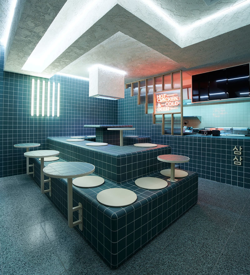 Идеи для ресторанов. В этом современном ресторане использована темно-сине-зеленая плитка и многоуровневые сиденья, чтобы создать единый вид, вдохновленный стилем ретро 60-х и корейскими банями. # Плитка #RestaurantDesign #RestauarantIdeas