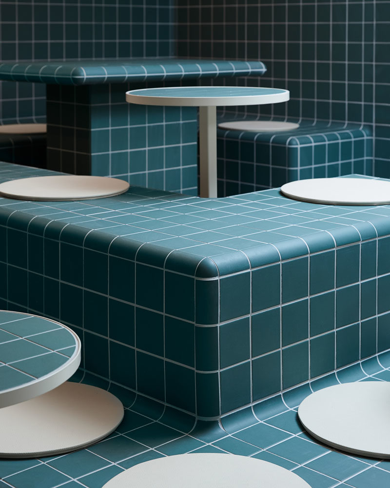 Идеи для ресторанов. В этом современном ресторане использовалась темно-сине-зеленая плитка, чтобы создать единый внешний вид, вдохновленный стилем ретро 60-х и корейскими банями. # Плитка #RestaurantDesign #RestauarantIdeas