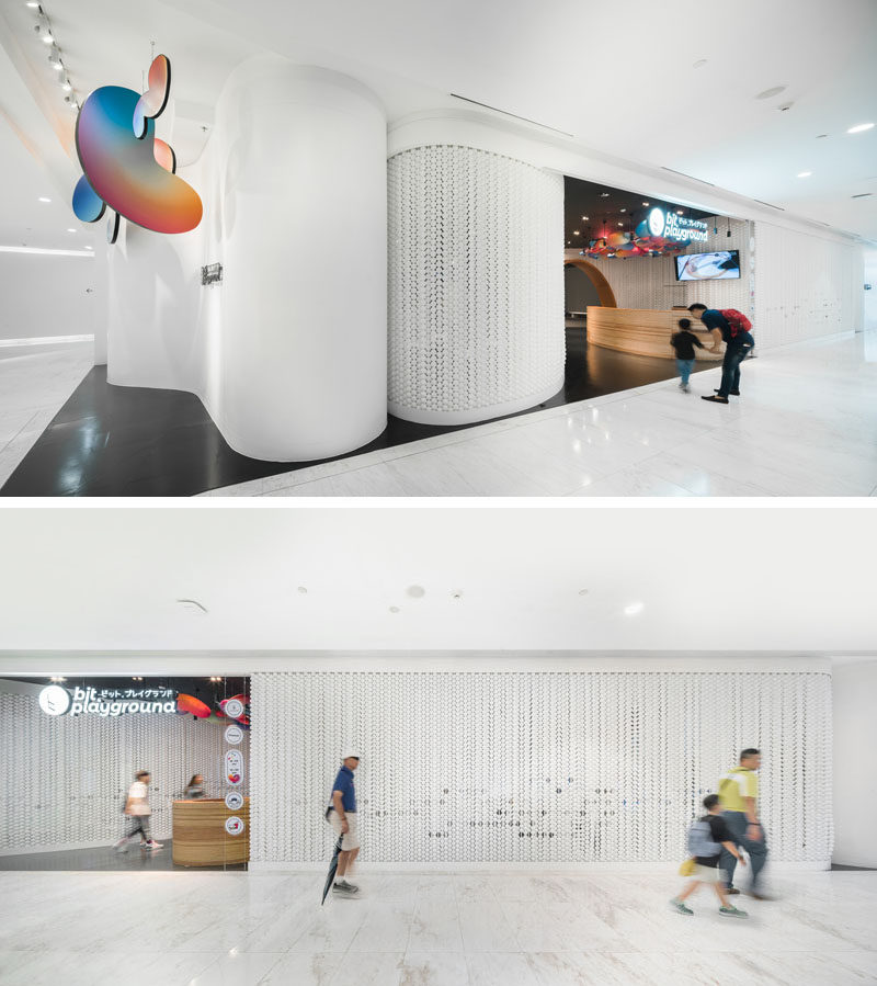  Стены из белых шаров придают этому современному игровому пространству уникальный и привлекательный вид. # РетейлДизайн # Стены # ИнтерьерДизайн 