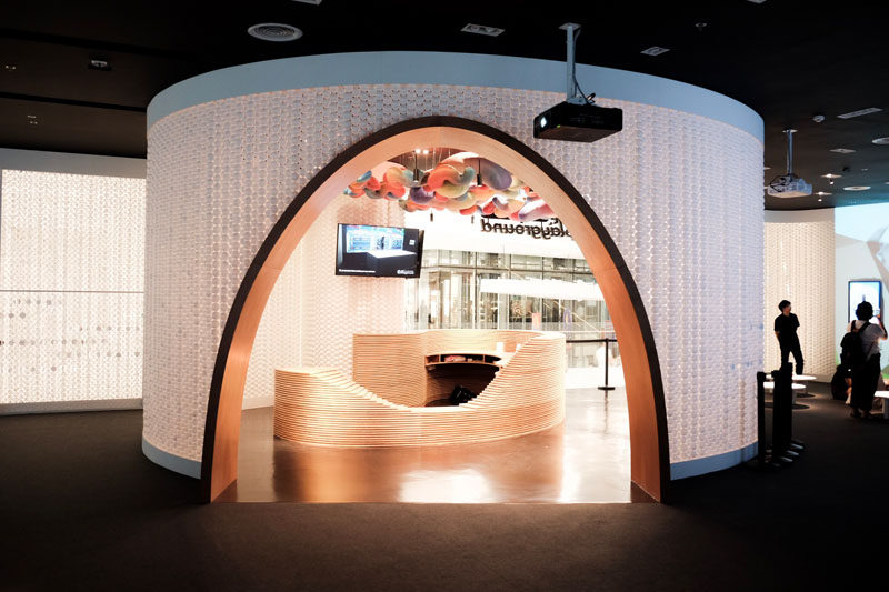 Деревянная арка дополняет деревянную стойку администратора этого игрового пространства и обеспечивает вход во внутреннее пространство. # Арка # РетейлДизайн # ИнтерьерДизайн 