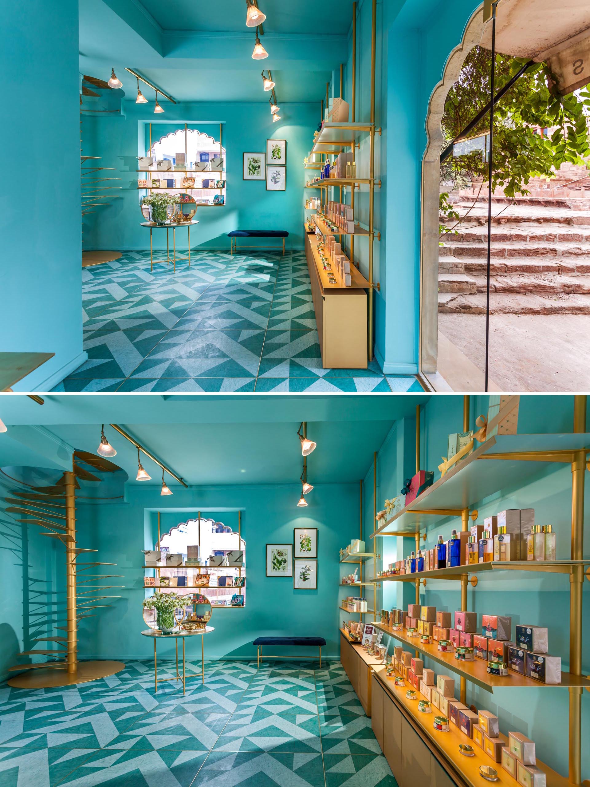 Современный розничный магазин с бирюзово-синими стенами, золотыми вставками и узорчатым линолеумом на полу.