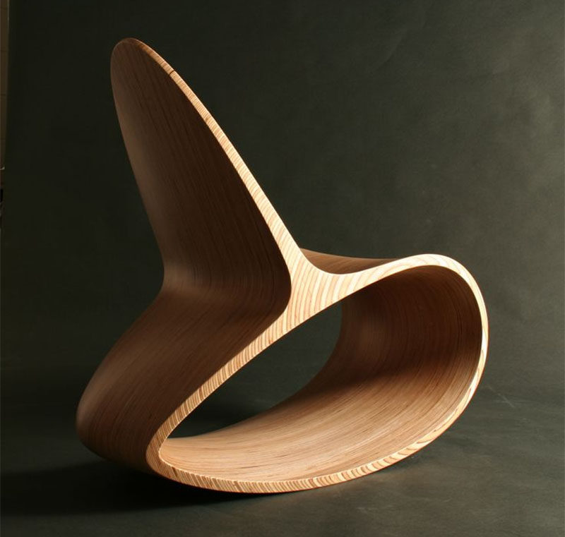 Это скульптурное кресло-качалка из дерева - одновременно стильное решение для сидения и произведение современного искусства. # МодернКресло # Кресло # СидениеДизайн # МебельныйДизайн