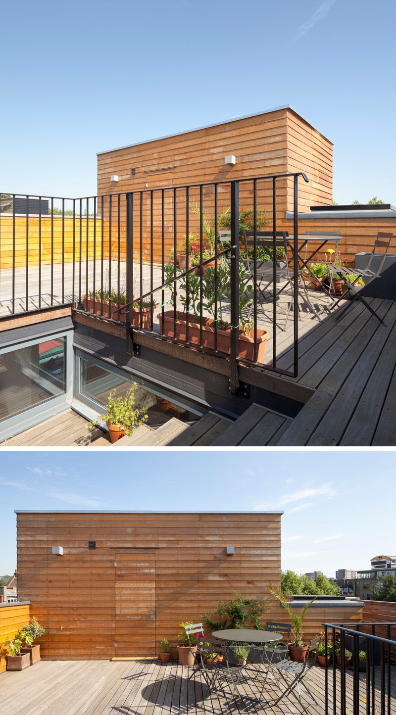 В этом современном доме есть терраса на крыше, на которой установлен простой стол и стулья. #RooftopDeck