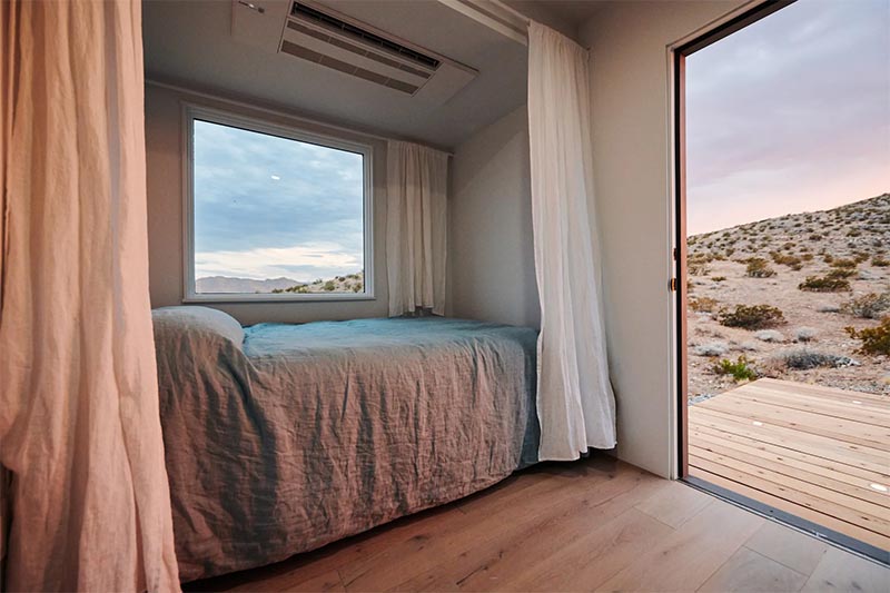 Маленькая спальня с панорамным окном.
