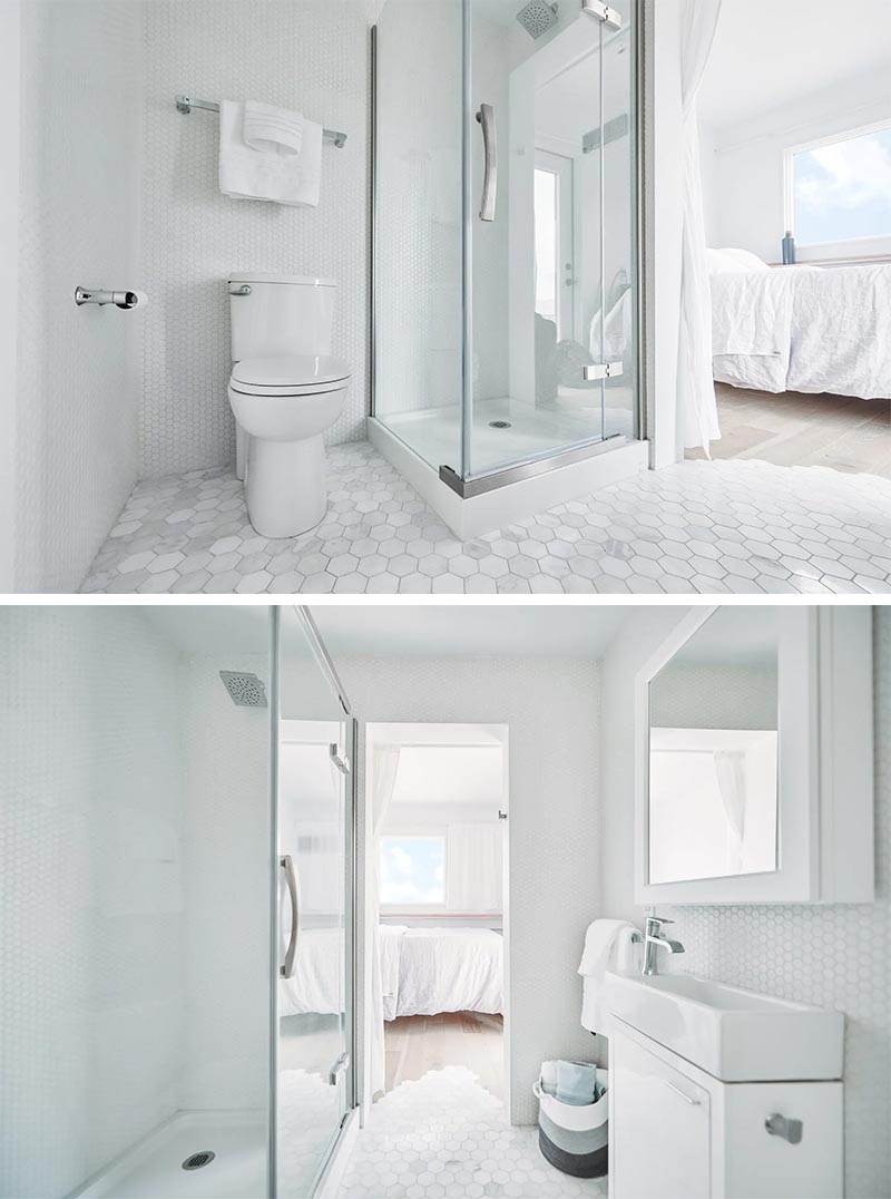 Небольшая белая ванная комната с шестиугольной плиткой на полу.