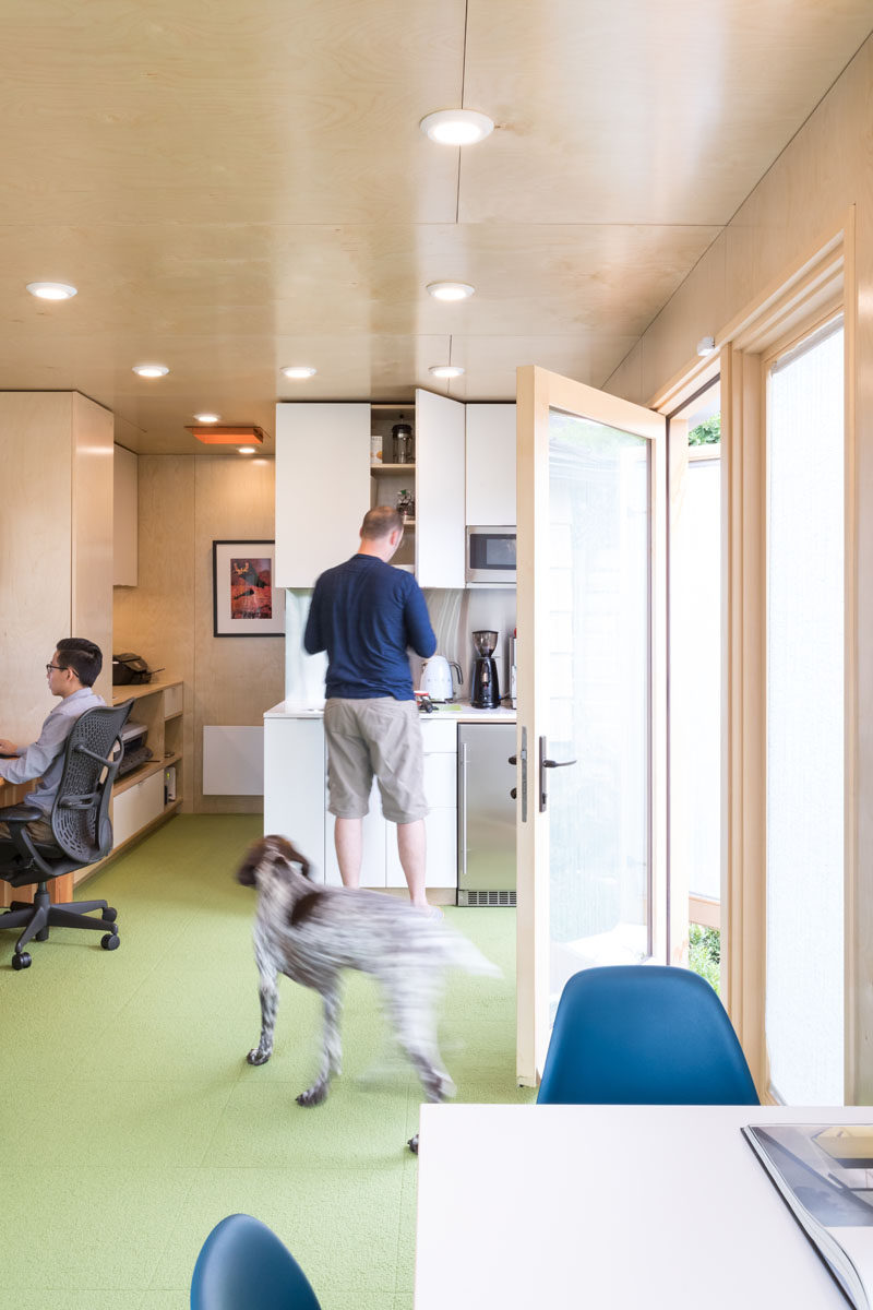 Этот офис транспортный контейнер включает кухню, умывальную, принтер / сетевой шкаф и открытую студию. #HoemOffice #ShippingContainerOffice #OfficeDesign