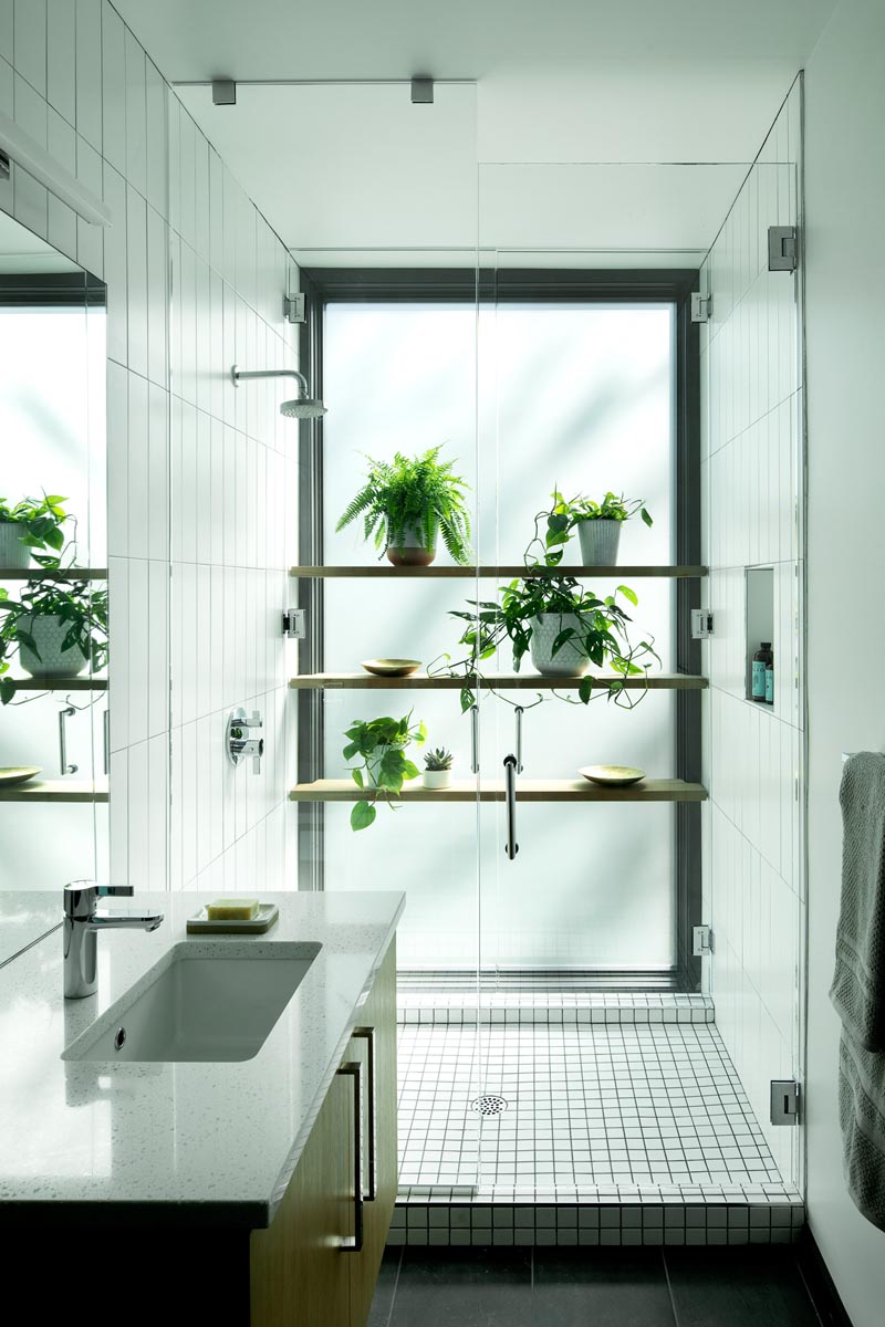 В этой современной ванной комнате деревянные полки у матового окна служат местом для размещения растений в душе. # Современная ванная # Душевые полки # Душ с растениями # Растения # Полки # ВаннаяИдеи