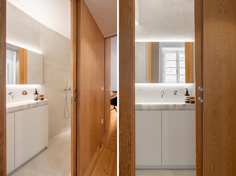 В этой маленькой и узкой ванной комнате, которая находится в коридоре, ведущем в спальню, есть карманная деревянная дверь, которая сочетается со стеной. Первое, что вы видите, открывая дверь, - это туалетный столик с зеркалом с подсветкой над ним. # УзкаяВанная # Дизайн ванной # СовременнаяВанная # МаленькаяВанная # Карманная дверь