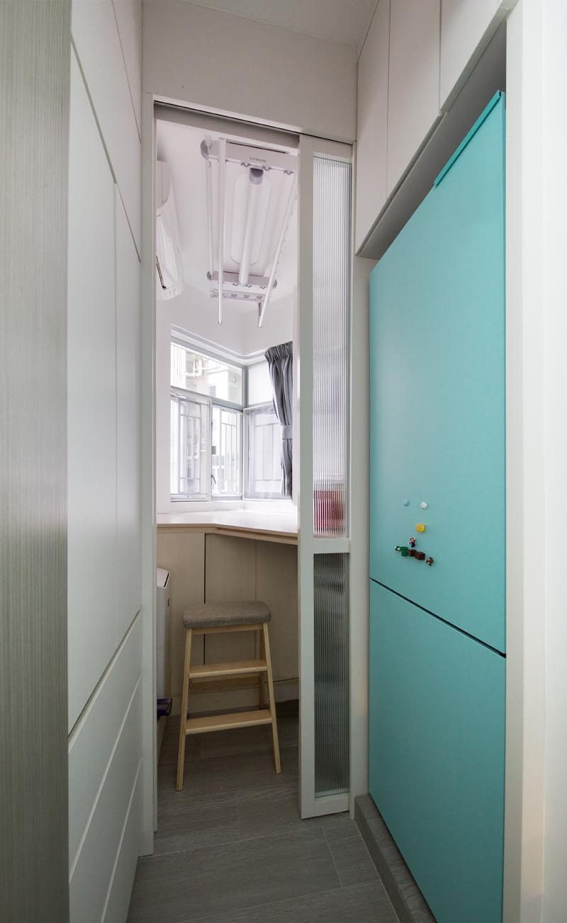 В этой небольшой квартире есть карманная дверь, которая открывает комнату для гостей с местом для хранения вещей. #PocketDoor #SmallApartment