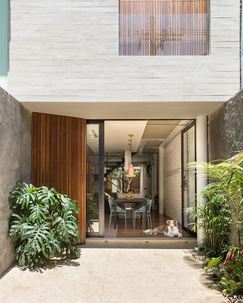Небольшой дворик приветствует вас в этом узком современном доме в Бразилии. #ModernHouse # Двор 