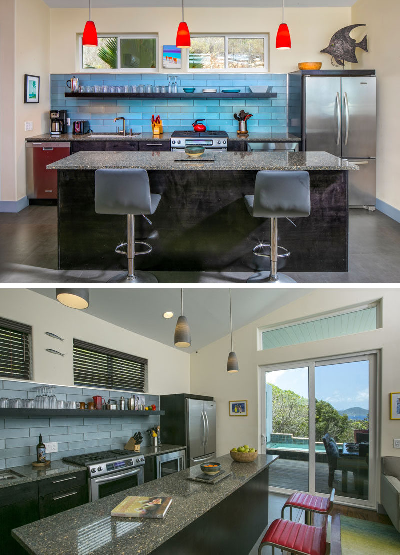 Кухонные острова. Кухонный остров в этом современном коттедже служит обеденной зоной, а голубая плитка служит фоном для длинной плавающей полки. #KitchenDesign #SmallKitchen