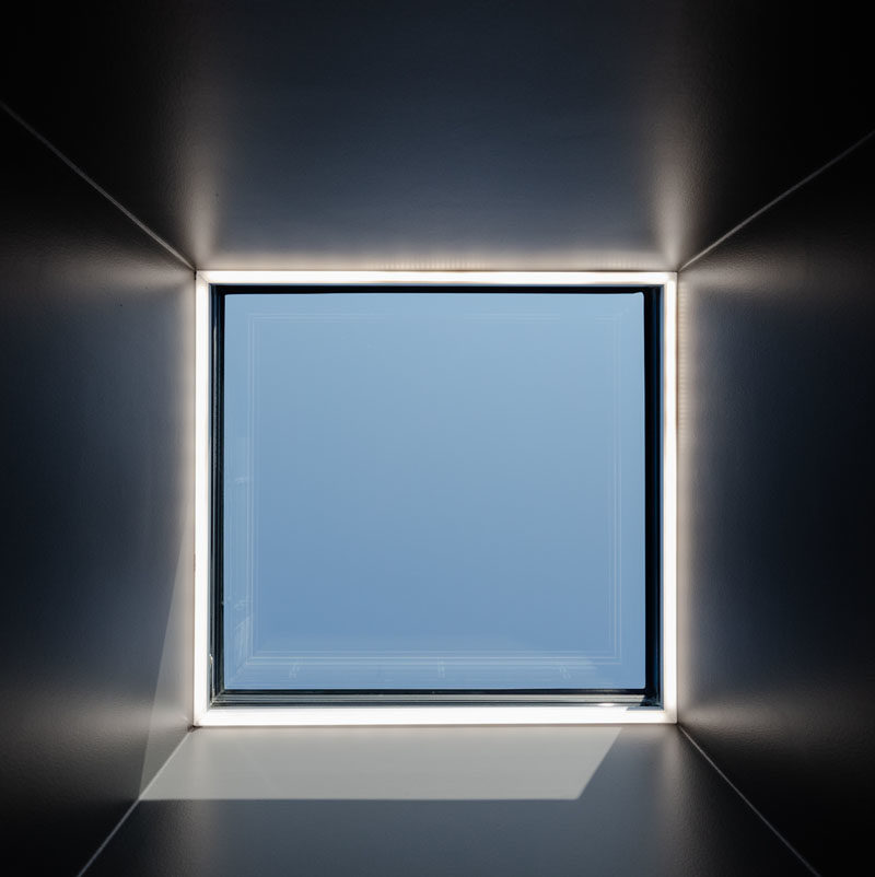 Идеи для окон - квадратный световой люк пропускает естественный свет в темное пространство. #Skylight #ModernWindow #WindowIdeas #SkylightIdeas