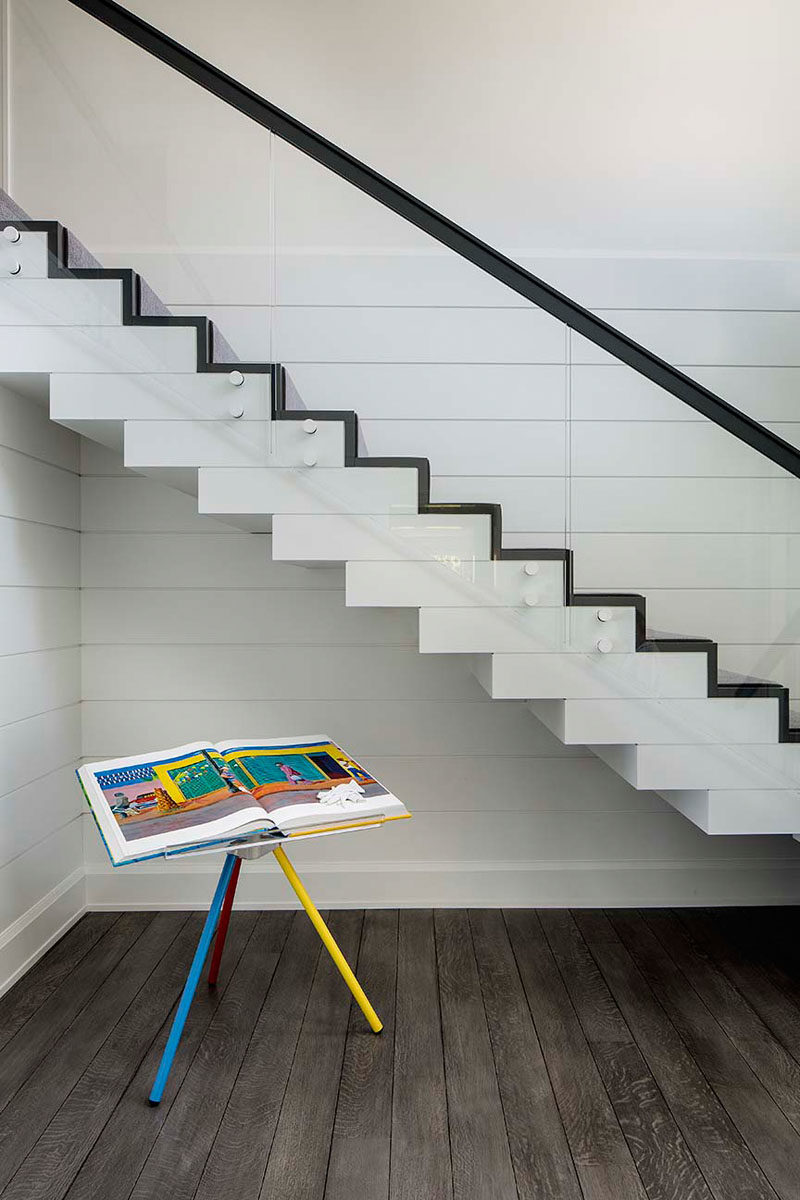 Идеи лестницы - в этом современном доме есть лестница с плавающей коробкой и перилами из стеклянных панелей. # Лестница # Идеи лестницы # Лестница # Стеклянные поручни # Стеклянные поручни