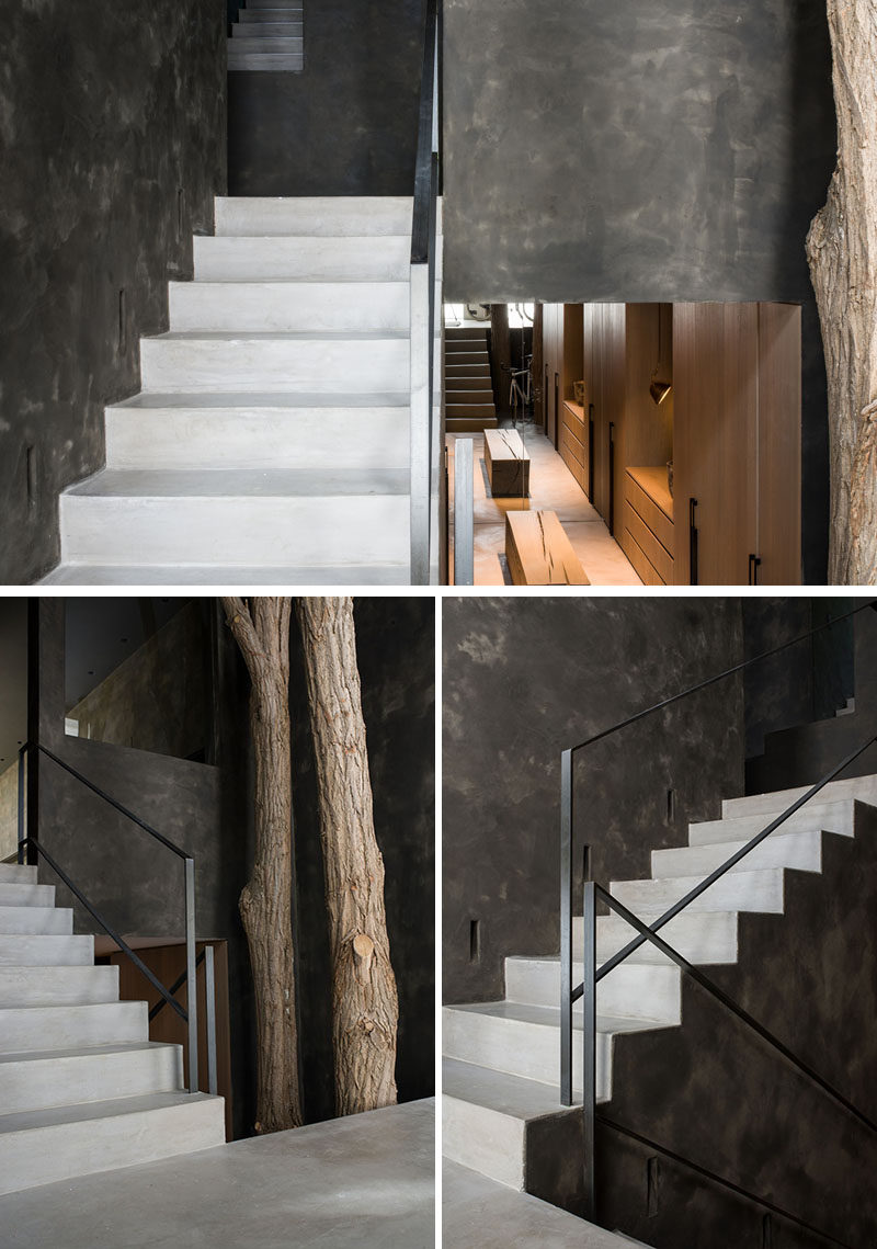 Светлая лестница у входной двери этого современного дома соединяет несколько уровней дома и контрастирует с темными стенами. # Лестница #StairDesign 