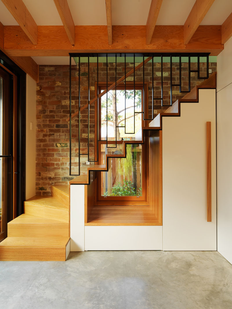  В этом современном доме под лестницей есть вырез, через который свет из окна проникает внутрь. # Лестница # Дизайн интерьера # Окно 
