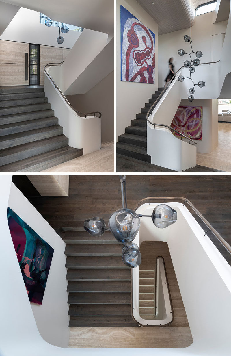 Идеи лестницы. Эта современная лестница украшена люстрой из разветвленных пузырей Линдси Адельман, а картины - «Антара» Бетти Кунита Пумани и «Конфеты» Ильдико Ковач. #StairIdeas # Лестница # ИнтерьерДизайн