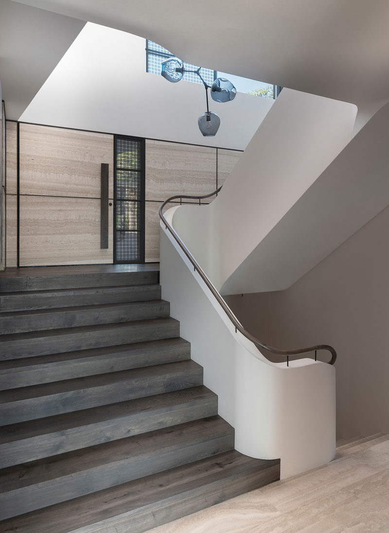 Идеи лестницы - эта современная лестница украшена люстрой с разветвленными пузырями Линдси Адельман. #StairIdeas # Лестница # ИнтерьерДизайн