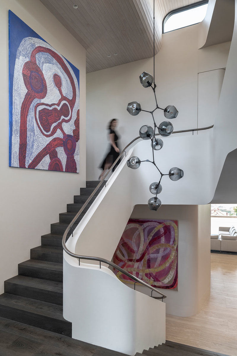 Идеи лестницы. Эта современная лестница украшена люстрой из разветвленных пузырей Линдси Адельман, а картины - «Антара» Бетти Кунита Пумани и «Конфеты» Ильдико Ковач. #StairIdeas # Лестница # ИнтерьерДизайн