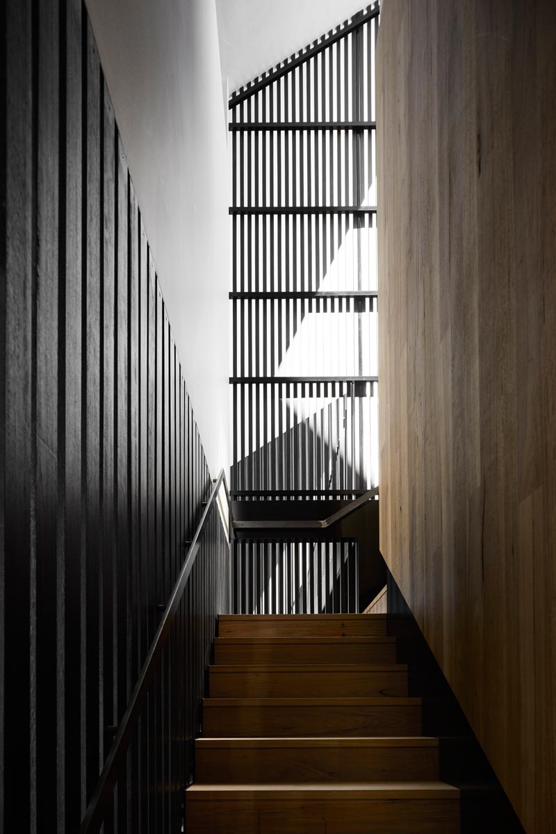 Темные лестницы, окруженные черными деревянными планками, соединяют разные этажи этого современного дома. # Лестница # МодернИнтерьер # Современная лестница