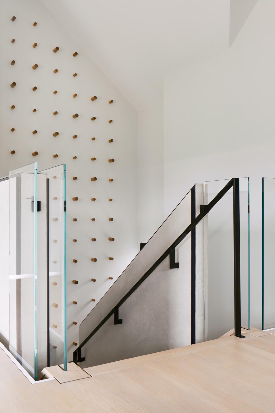 Современные лестницы со стеклянными вставками.