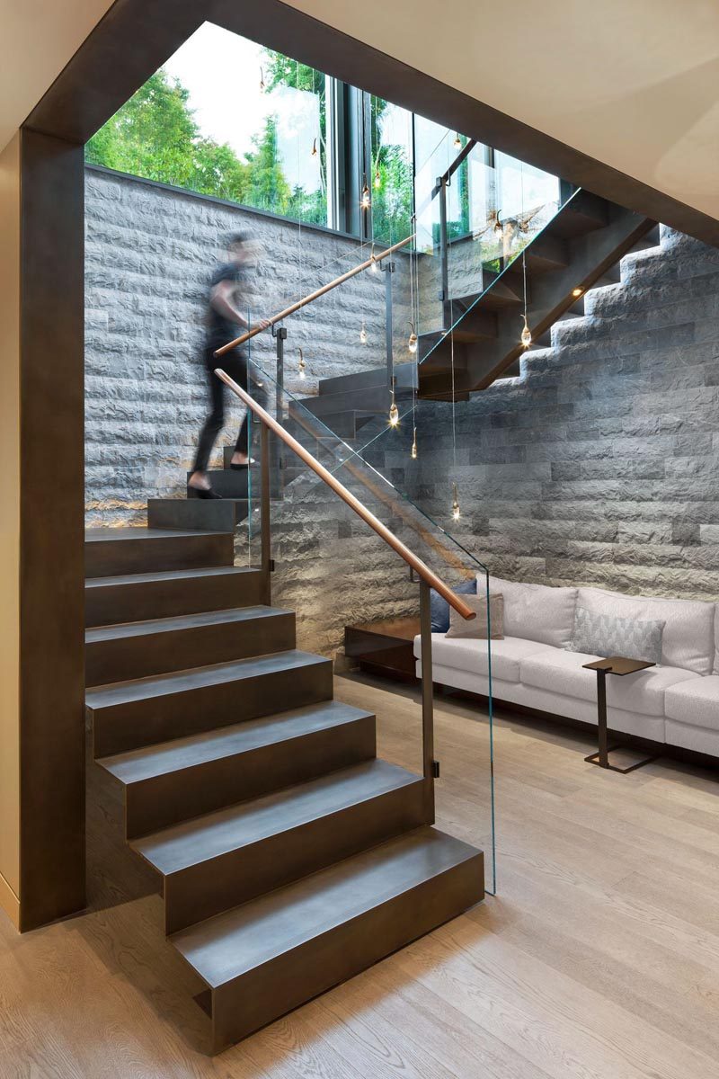 В подвал этого современного дома ведет стальная лестница со стеклянными перилами. # СтальныеЛестницы # Лестницы