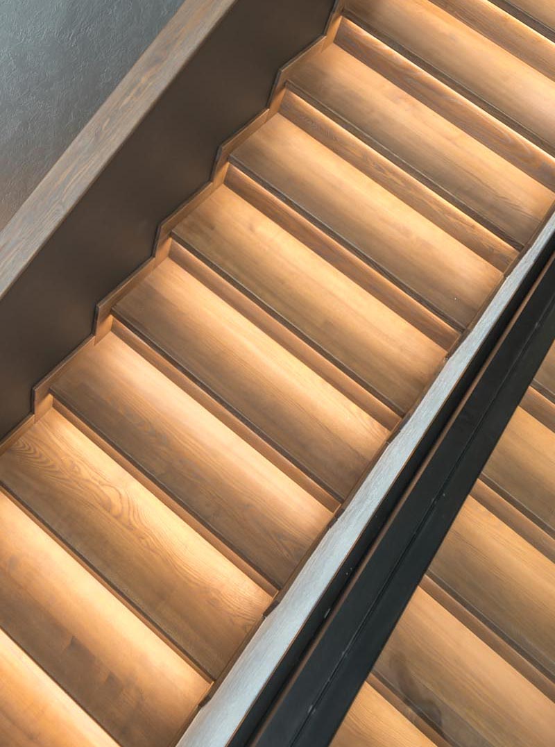 Деревянная конструкция лестницы со скрытой подсветкой.