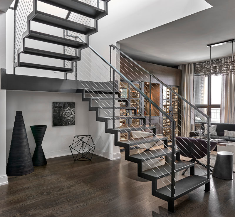 Идеи лестницы - Эта современная промышленная лестница из черненой стали ведет на крышу этой современной квартиры в пентхаусе. #SteelStairs #StairIdeas