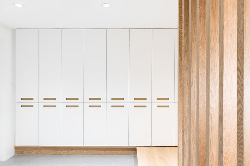 В этом современном доме есть кладовая, заполненная белыми шкафами от пола до потолка. # Склад # Шкафы