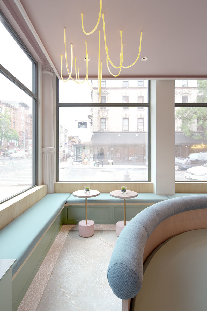 Современный интерьер этого чайного магазина, напоминающий галерею, имеет светло-розовые и голубые акценты, а также встроенные скамейки, расположенные вдоль окон и стен. # Чайный магазин # Дизайн интерьера # Интерьер # Кафе # Сиденья