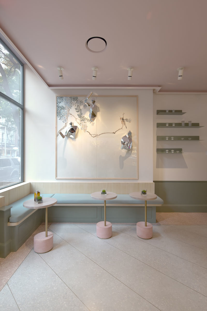 Современный интерьер этого чайного магазина, напоминающий галерею, имеет светло-розовые и голубые акценты, а также встроенные скамейки вдоль окон и стен. # Чайный магазин # Дизайн интерьера # Интерьер # Кафе # Сиденья