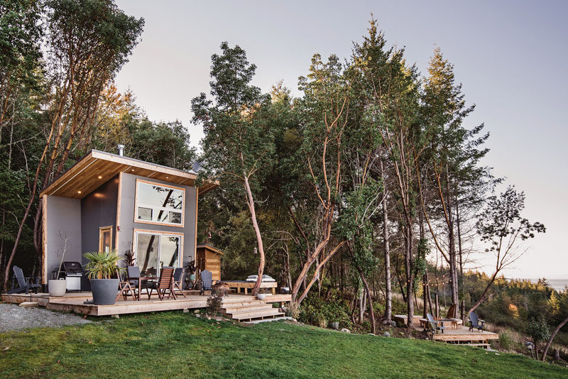 Дизайнерская фирма Trim Studio из Ванкувера завершила строительство крошечной современной хижины на острове Галиано, Канада. #TinyCabin #TinyHouse # Архитектура #SmallHouse #ModernCabin