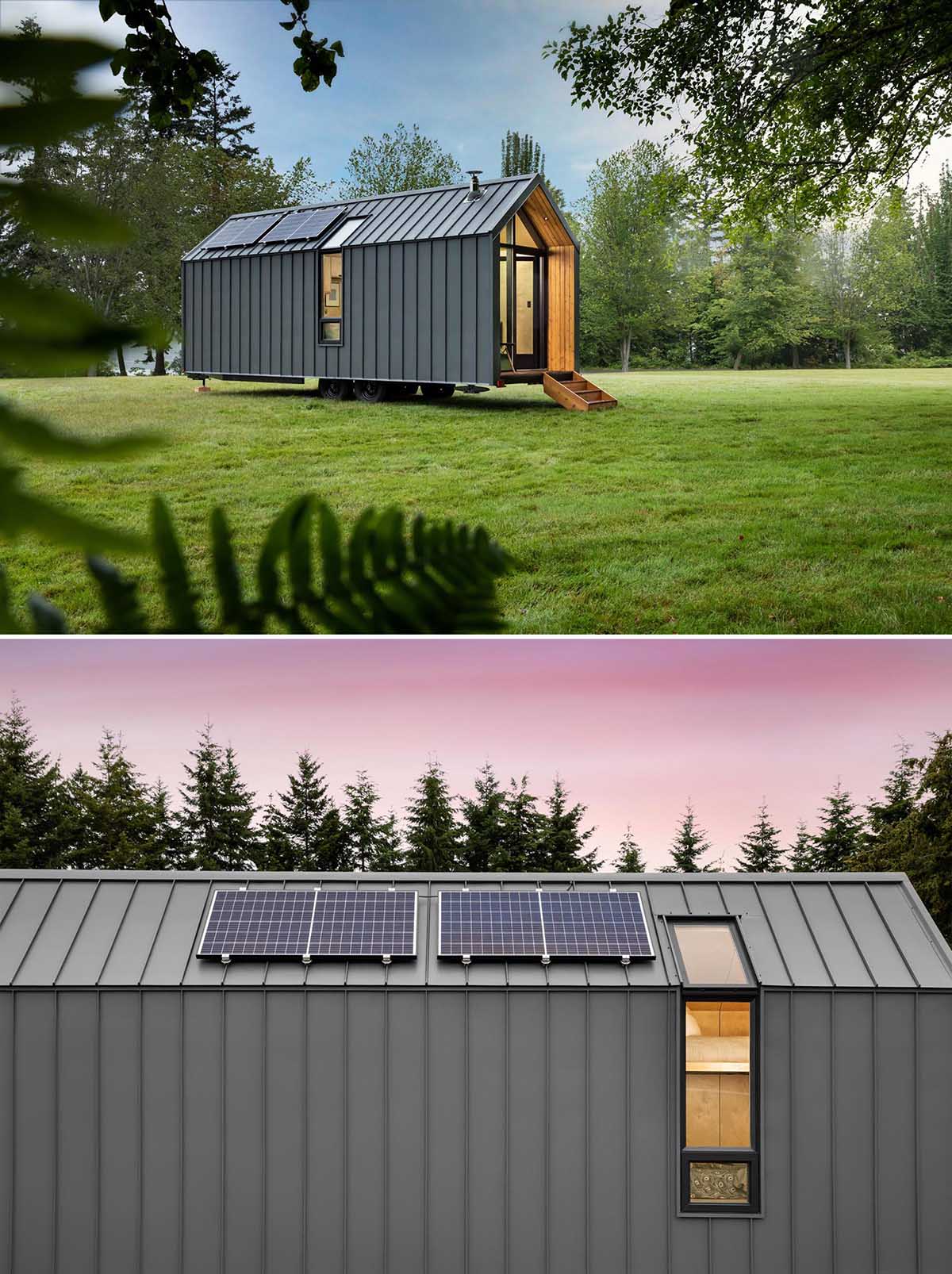 Этот современный крошечный дом имеет солнечную батарею на крыше, оснащенную батареями, металлический сайдинг со стоячим фальцем и акценты из кедра.