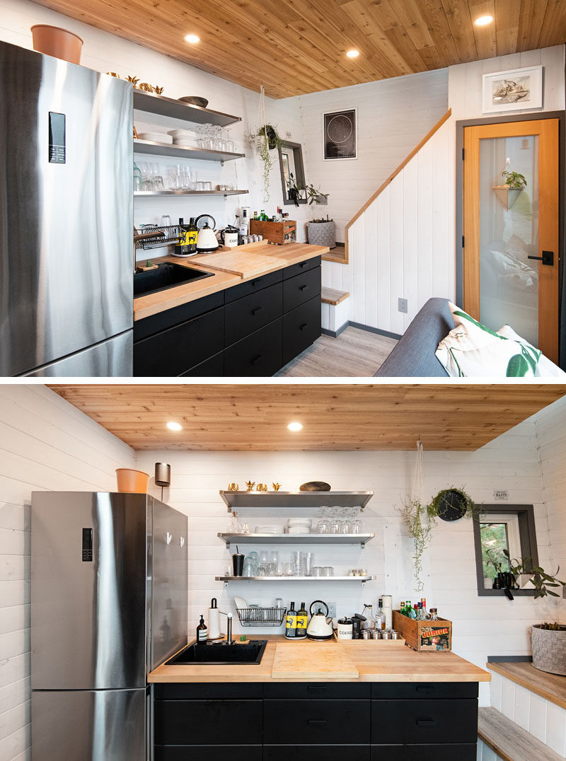 Идеи крошечного дома - внутри этого крошечного домика (хижины) белые стены помогают сохранить свет на нижнем этаже, в то время как гостиная и кухня разделяют пространство, а ванная комната находится под лестницей. #TinyHouseIdeas #TinyCabin #TinyHouse #KitchenDesign