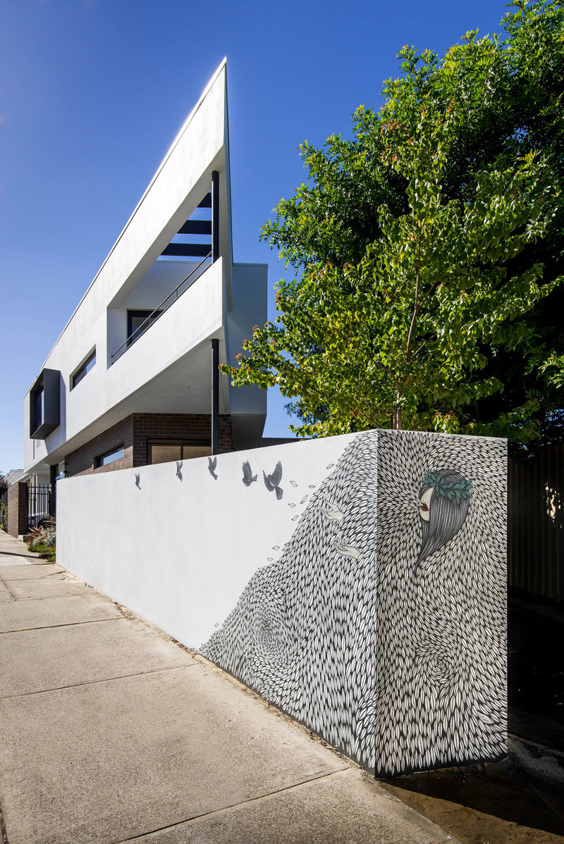 Robeson Architects спроектировали современный дом, расположенный на треугольном участке в Перте, Австралия. # Современная архитектура # Современный дом # Дизайн дома # Фреска # Забор
