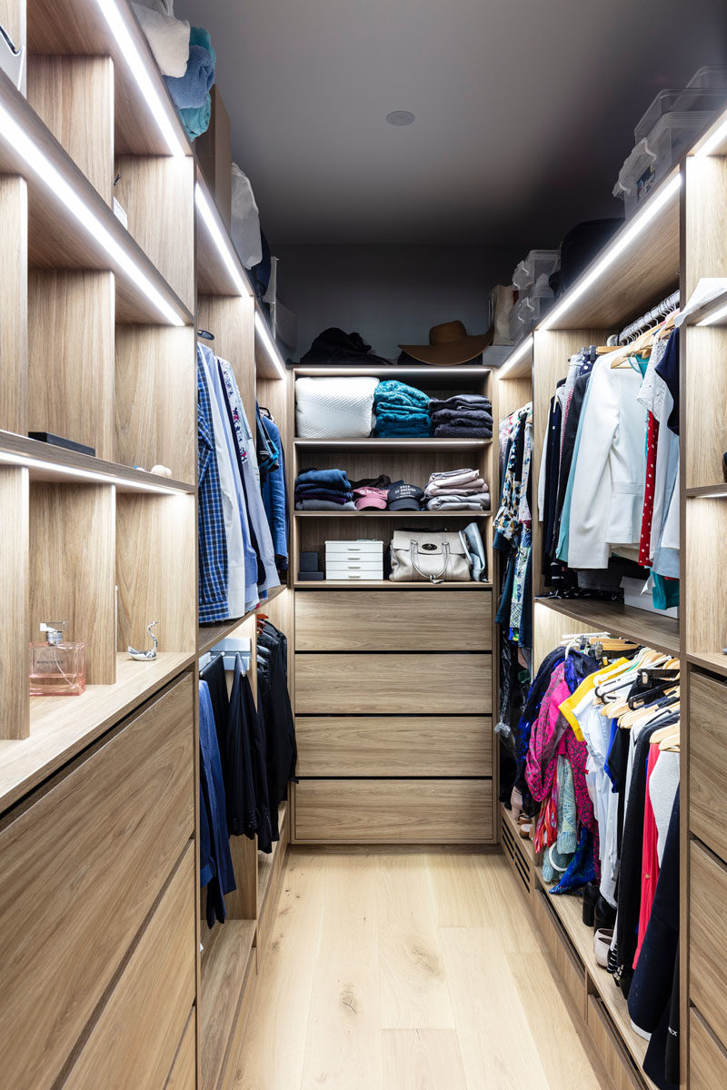 Идеи гардеробной - в этой современной гардеробной для него и для нее достаточно места для подвешивания и хранения одежды, а полосы светодиодного освещения обеспечивают достаточное освещение. #WalkInCloset #ClosetIdeas
