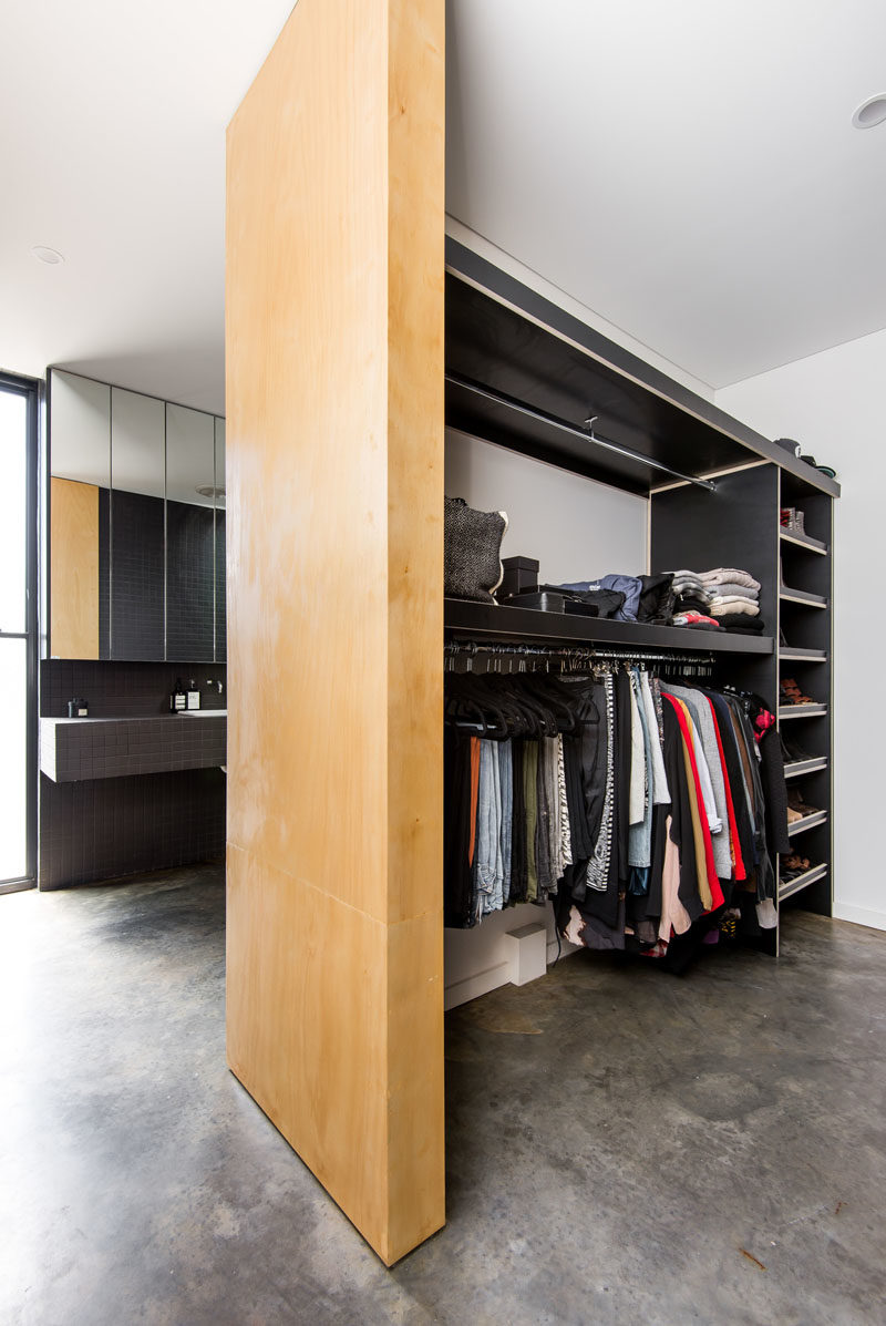В этой главной спальне есть открытый гардероб с индивидуальными стеллажами. #WalkInCloset #ClosetDesign