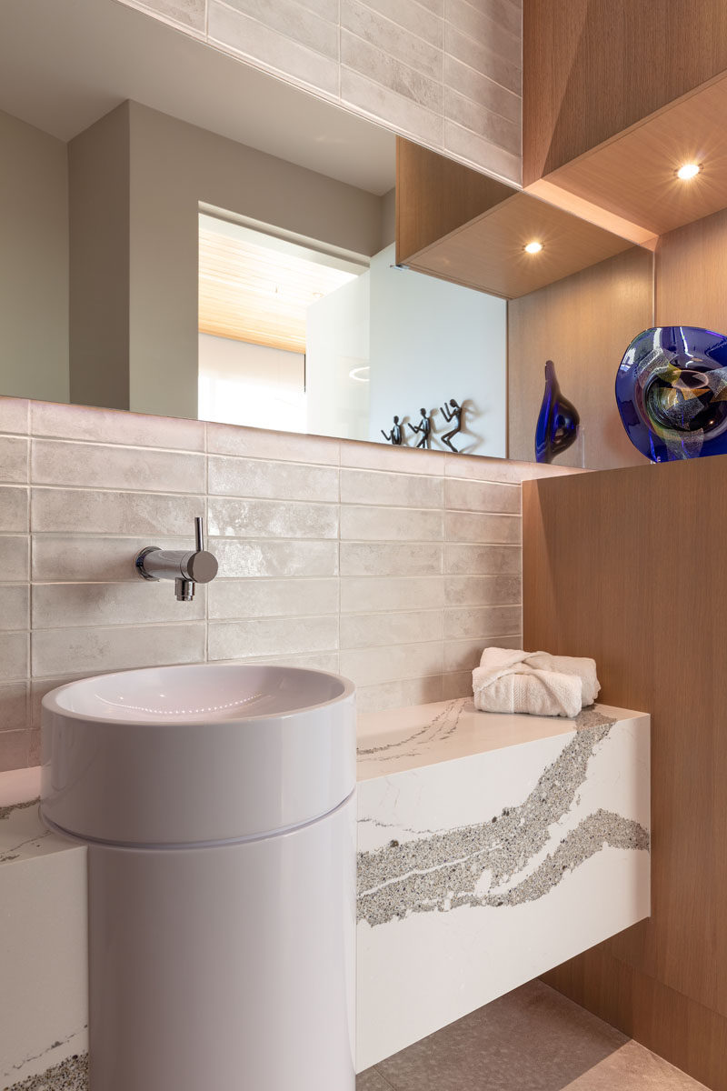 Эта современная гостевая ванная комната сочетает в себе дерево с белой плиткой и каменный туалетный столик, что придает ей современный вид. # ГостинаяВанная # СовременнаяВанная # ВаннаяДизайн
