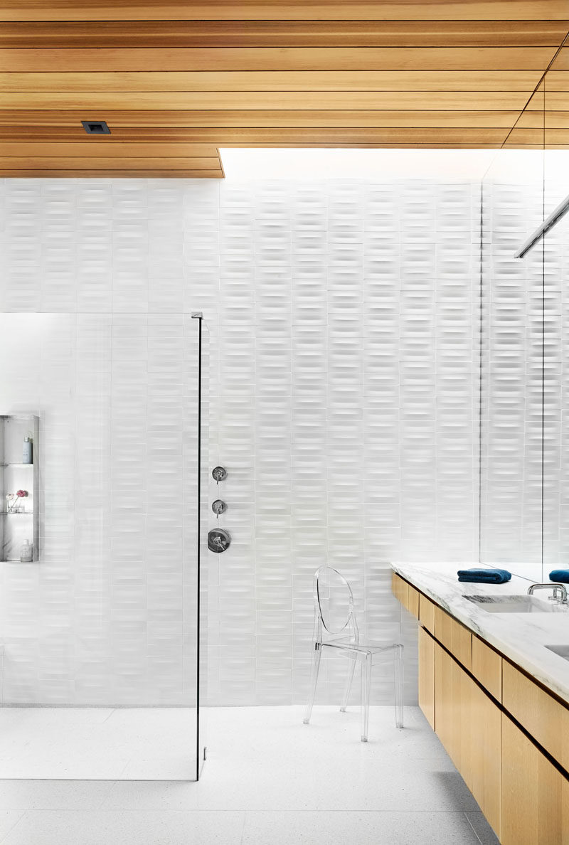  В этой современной комнате фактурная белая плитка покрывает стены, а деревянная мебель накладывает деревянный потолок. # Ванная #WhiteAndWoodBathroom #BathroomDesign 