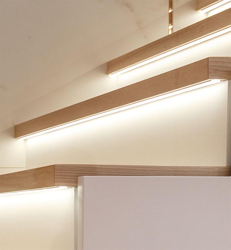 Эти современные деревянные лестницы имеют ступеньку с выступом (или выступом), который проходит за подступенок, позволяя прикрепить тонкую полосу освещения к нижней поверхности. # Лестница # Лестница с освещением # Дизайн лестницы # Скрытое освещение