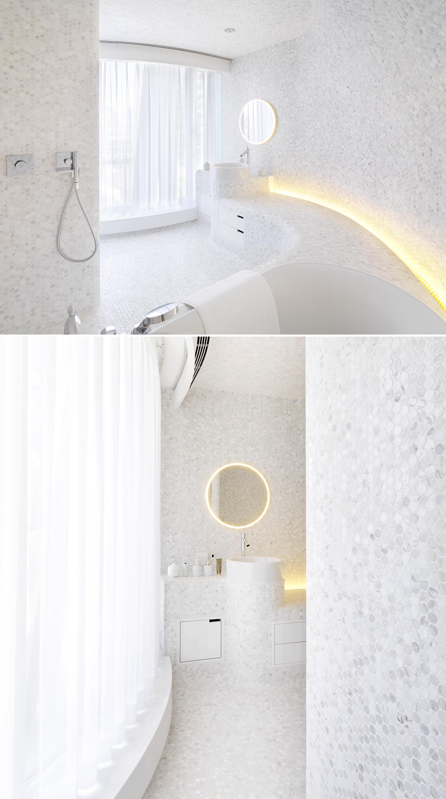 Современная белая ванная комната с пенни плиткой, скрытым освещением и изогнутыми встроенными элементами.