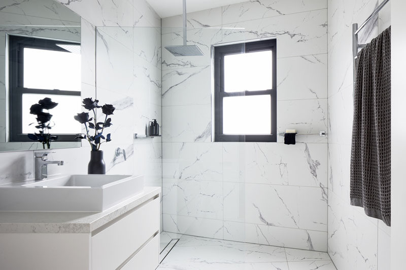 Безрамная стеклянная перегородка для душа в этой современной ванной комнате позволяет естественный свету из течь по всей. # ВаннаяДизайн # БелаяВанная 