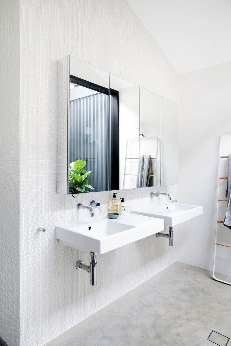 Идеи для ванных комнат - в этой ванной комнате двойные раковины были установлены под зеркалом, которое отражает небольшой внутренний двор. #BathroomIdeas # ModernBathroom