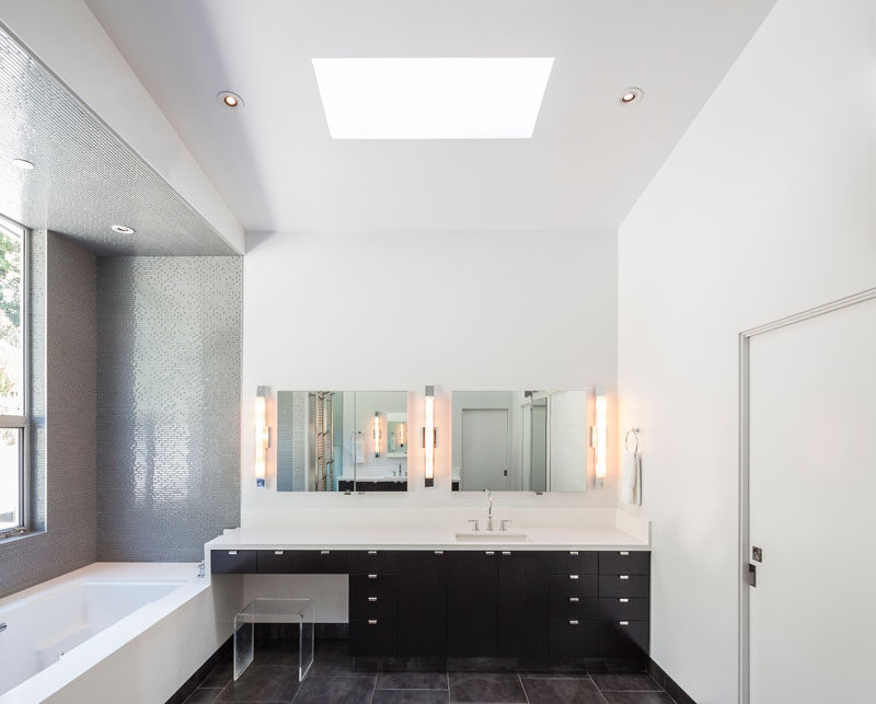 В этой современной и минималистичной ванной комнате туалетный столик увенчан белой столешницей, которая сочетается со стенами, потолком и ванной. # Ванная # Современная 