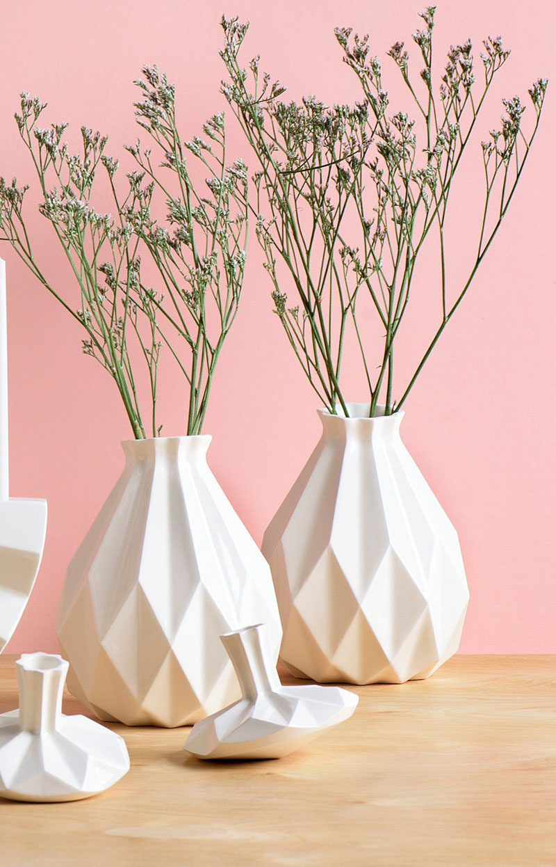 Геометрические белые керамические вазы.