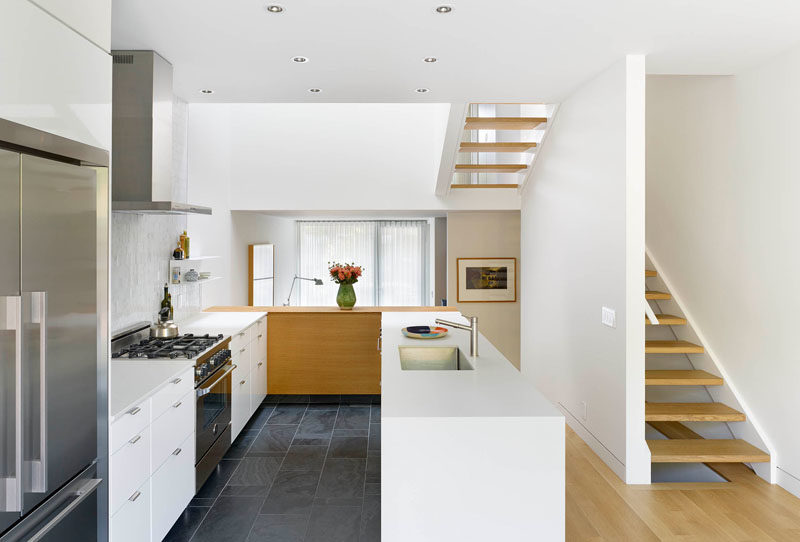 Идеи для кухни - высокие потолки делают эту в основном белую кухню и столовую открытой и светлой. #WhiteKitchen #KitchenDesign #KitchenIdeas