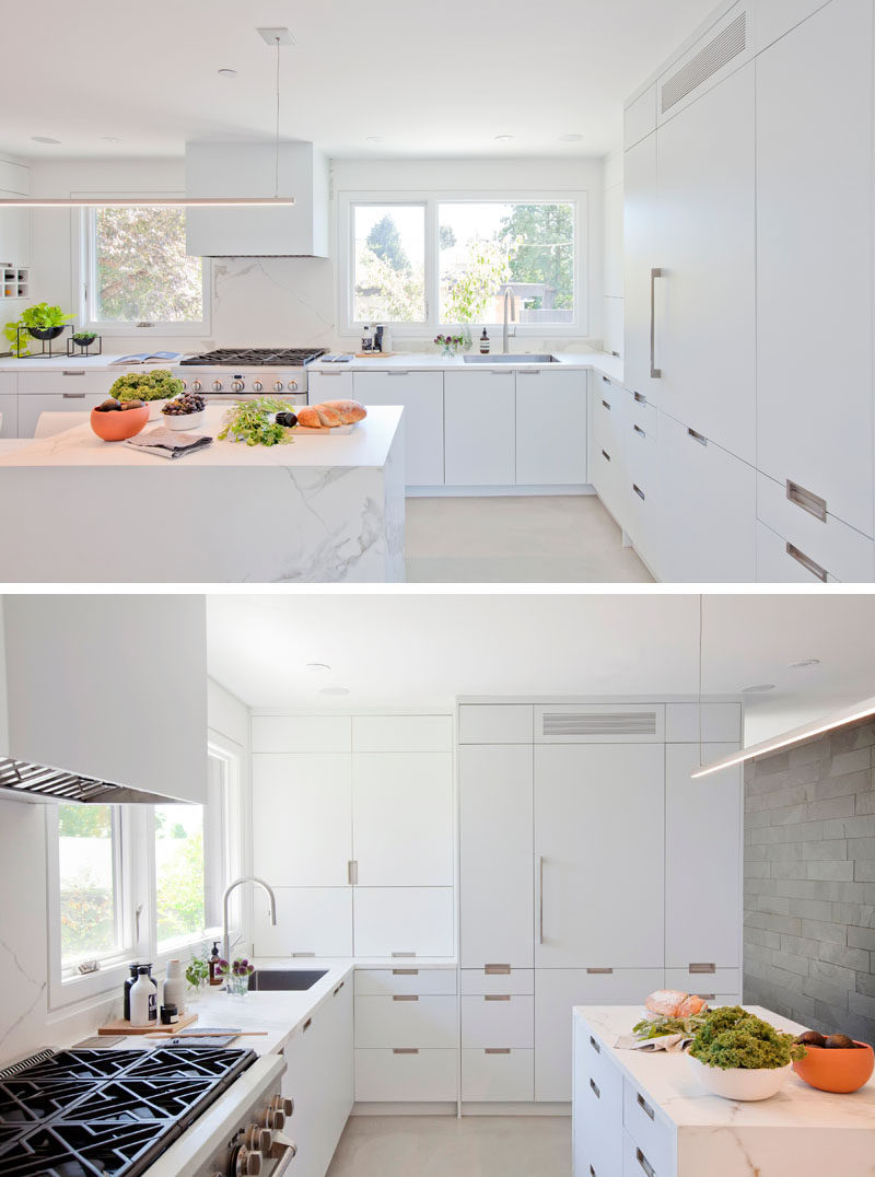  Эта современная кухня светлая и просторная благодаря использованию минималистской белой мебели, освещения и естественного из окон. #WhiteKitchen #KitchenDesign 