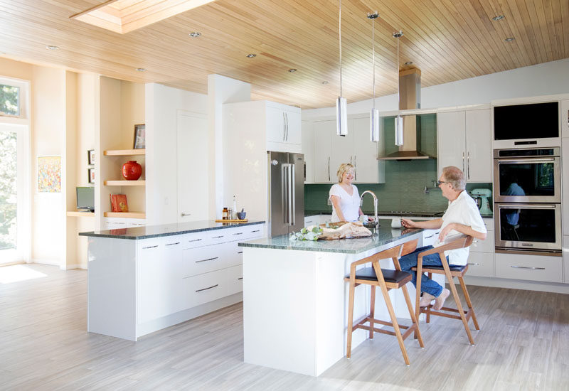 Современная кухня с белыми шкафами и островком в центре с местом для отдыха. # СовременнаяКухня #KitchenDesign # БелаяКухня