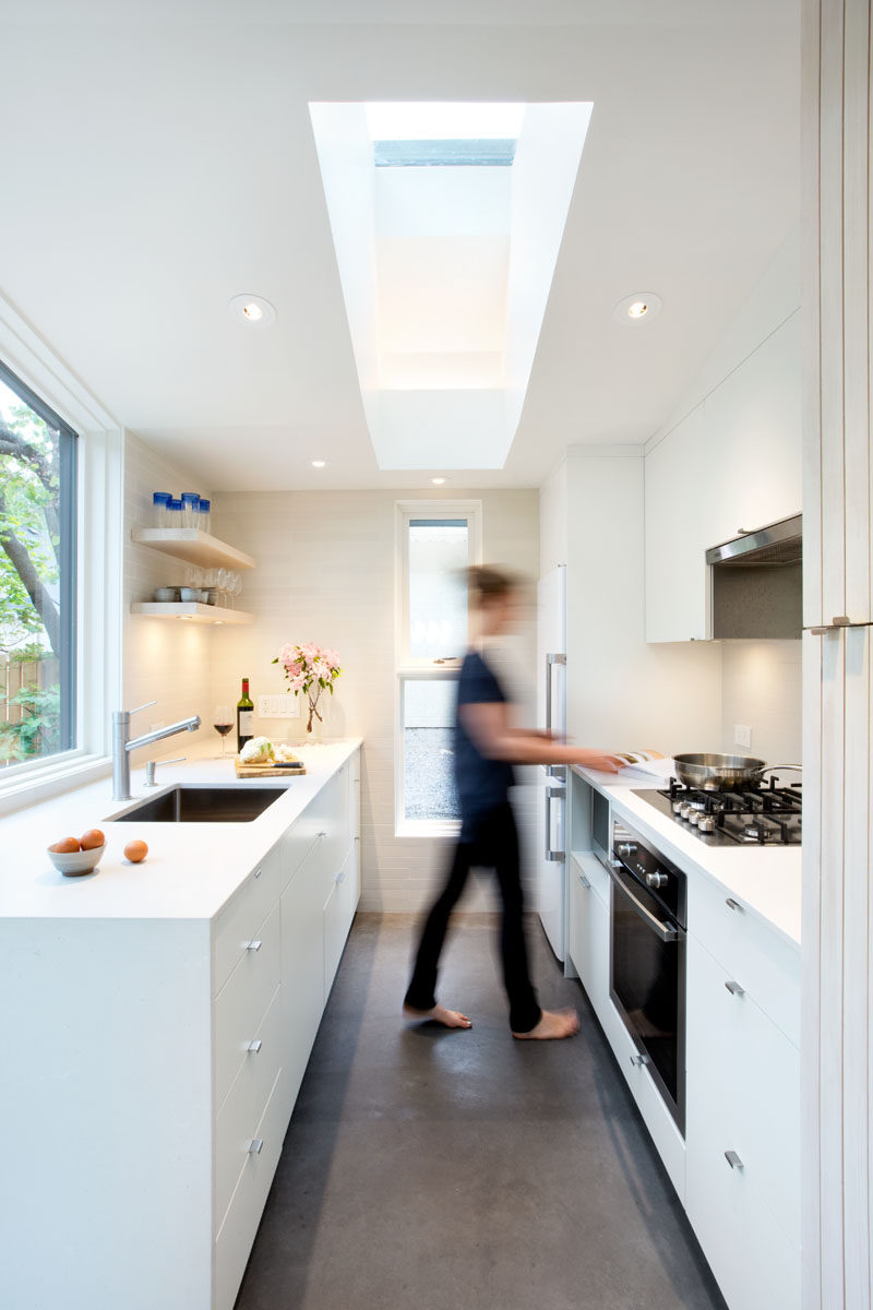 Эта небольшая кухня с белыми шкафами и множеством окон позволяет естественному свету украшать пространство и делать его больше. # МаленькаяКухня # БелаяКухня # Небесный свет